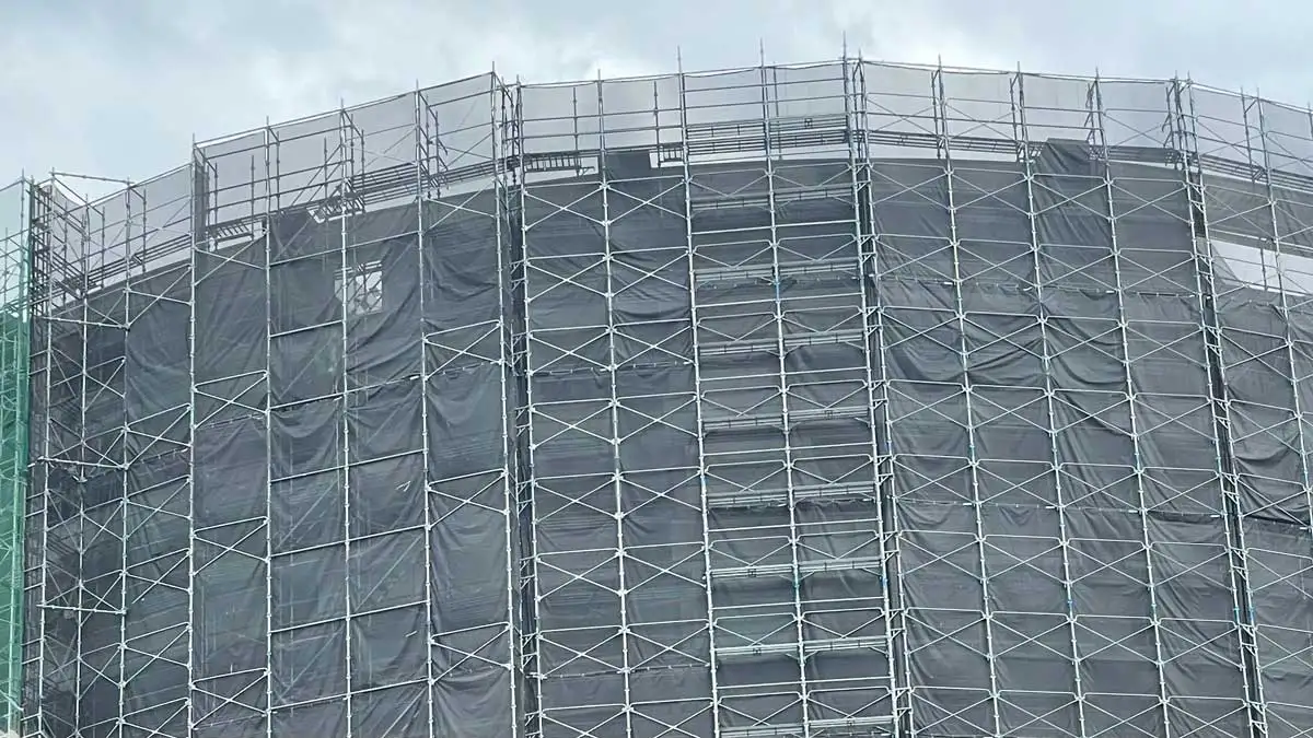 建設現場に設置された全面足場の外観。法令に基づき安全対策が施された足場構造の全体像