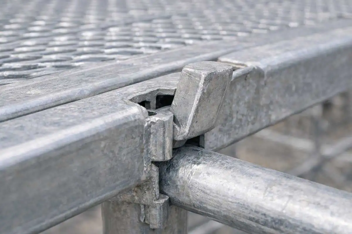 クサビ式足場の布板ロック部を拡大した写真で、ロックが確実に掛かっている状態が確認できる