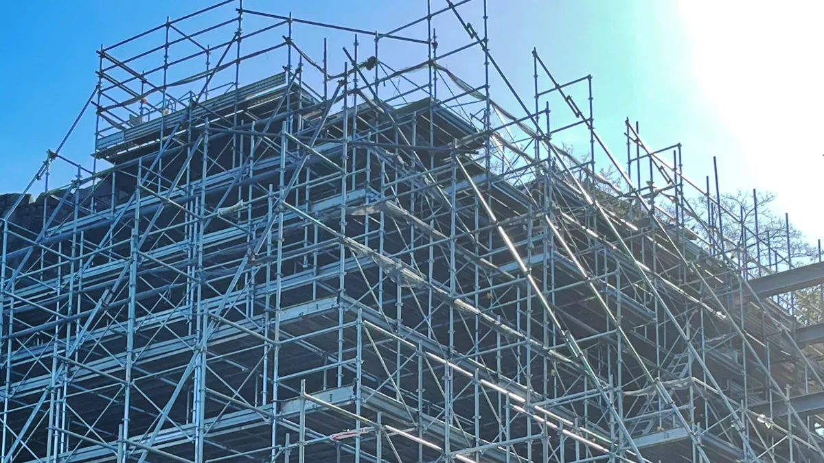 建設現場に組み上げられたクサビ足場の全景｜安全施工と最新法令に基づく設置例
