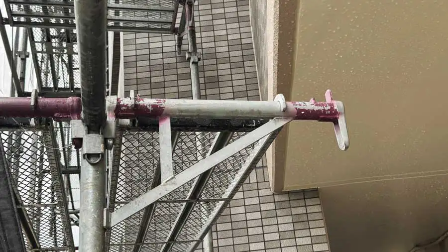 くさび式足場のブラケット部分の不適切な組付け例｜踏板支持材の傾きと固定不良が見られる実写写真