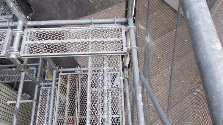 ISHIDA DESIGN OFFICEが撮影したくさび式足場の布板（踏板）｜メッシュ状の踏板と手すり・建地の配置を上から撮影したオリジナル写真