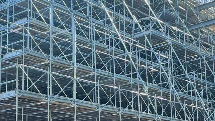 くさび式外部足場の本足場｜支柱・筋交い・踏板が連層で組まれた施工状況（私が撮影）