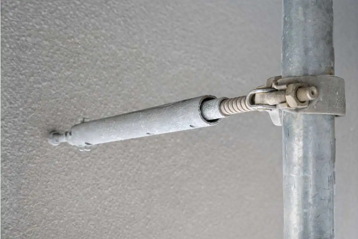 クサビ式足場の壁つなぎを所定ピッチで設置し、端部や最上層で増設している状態