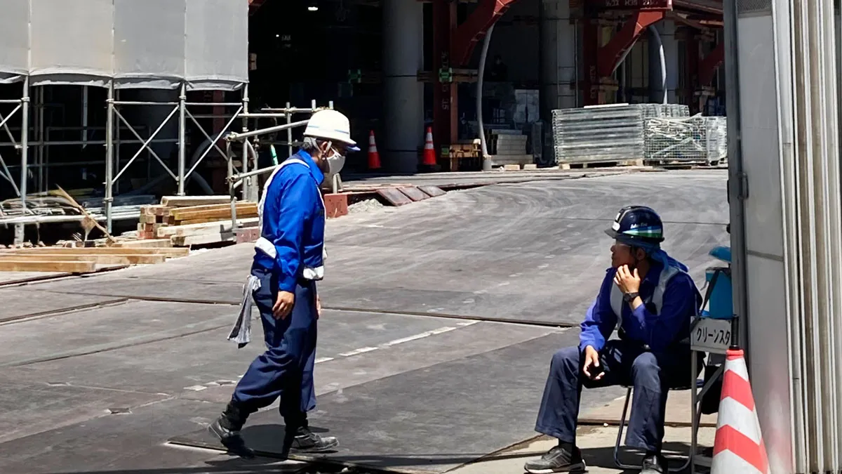 足場見積が是正される原因を確認する現場監督と作業員|前提・根拠・記録の不足を防ぐ